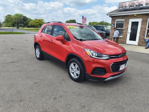 Used 2020 Chevrolet Trax LT w/ LT Convenience Package AWD/4WD image 3