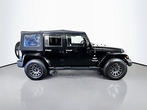 Used 2017 Jeep Wrangler Unlimited Sahara w/ Connectivity Group AWD/4WD image 8