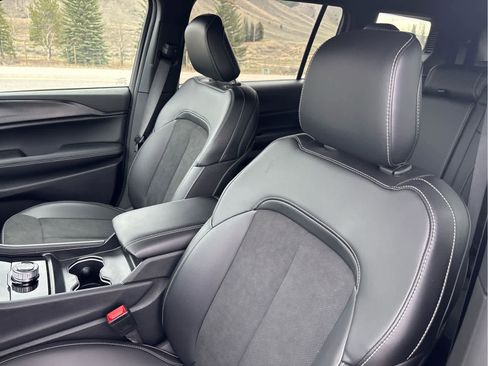 New 2025 Jeep Grand Cherokee L Altitude image 28