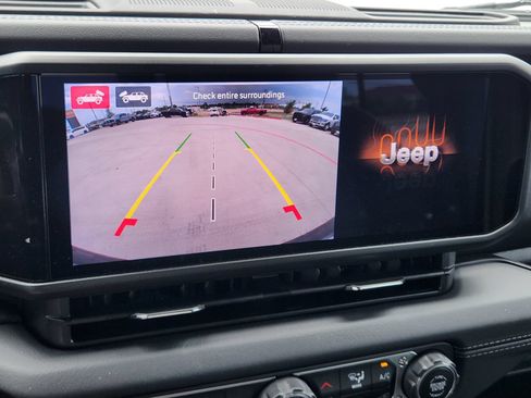Used 2025 Jeep Wrangler Unlimited Sahara AWD/4WD image 20
