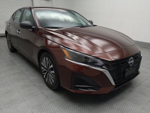 Used 2024 Nissan Altima 2.5 SV image 13