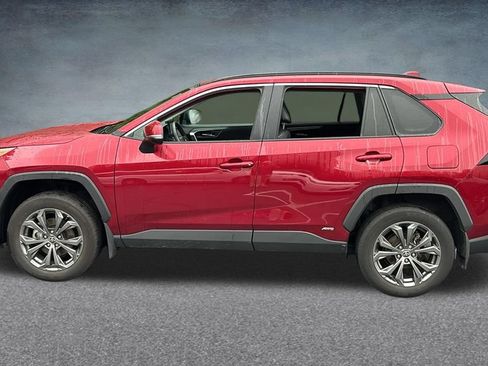 Used 2022 Toyota RAV4 XLE Premium AWD/4WD image 4
