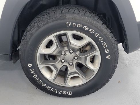 Used 2019 Jeep Cherokee Trailhawk w/ Comfort/Convenience Group image 11