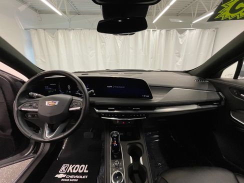 Used 2025 Cadillac XT4 Premium Luxury image 14