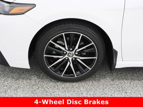 Used 2024 Toyota Camry SE image 11