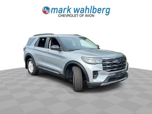 Used 2025 Ford Explorer Active AWD/4WD image 2