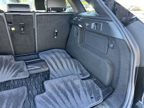 Certified 2022 Jaguar F-PACE R-Dynamic S image 37