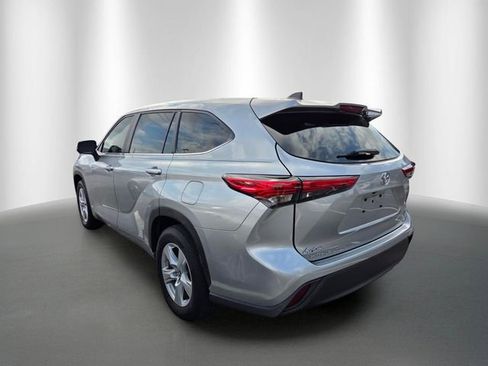 Used 2023 Toyota Highlander LE FWD image 6