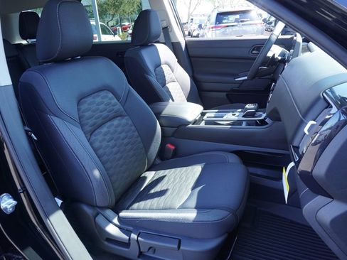 New 2025 Nissan Pathfinder SV image 13