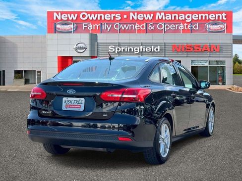 Used 2016 Ford Focus SE w/ SE Cold Weather Package FWD image 4