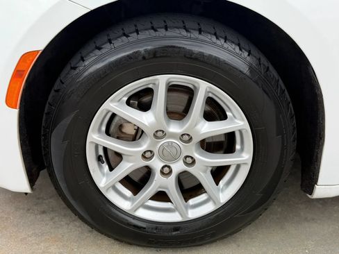 Used 2020 Chrysler Pacifica Touring-L FWD image 14
