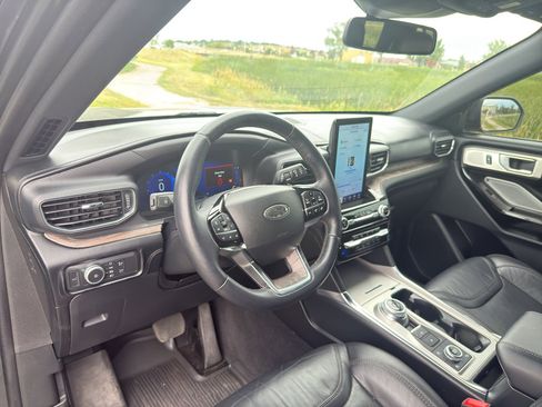 Used 2022 Ford Explorer Platinum w/ Technology Package image 25