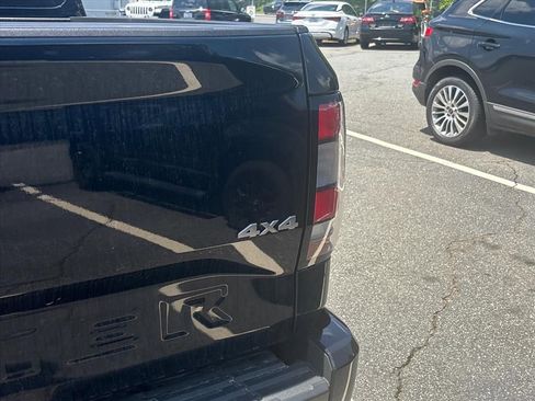 Used 2025 Nissan Frontier SV AWD/4WD image 13