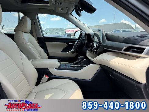 Used 2025 Toyota Highlander XLE AWD/4WD image 39