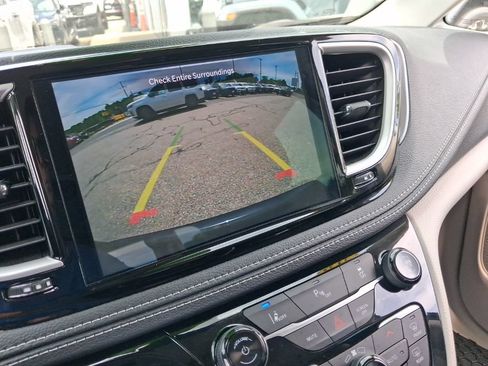 Used 2022 Chrysler Pacifica Touring-L FWD image 23