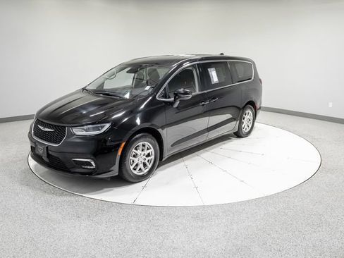 Used 2024 Chrysler Pacifica Touring-L FWD image 37