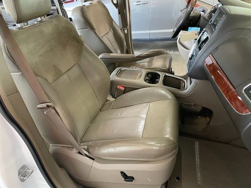 Used 2016 Chrysler Town & Country Limited Platinum FWD image 22