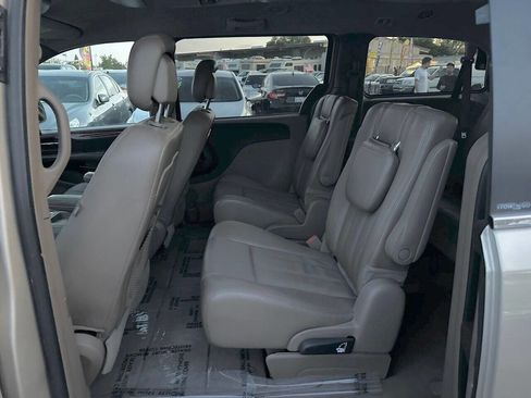 Used 2014 Chrysler Town & Country Touring image 11