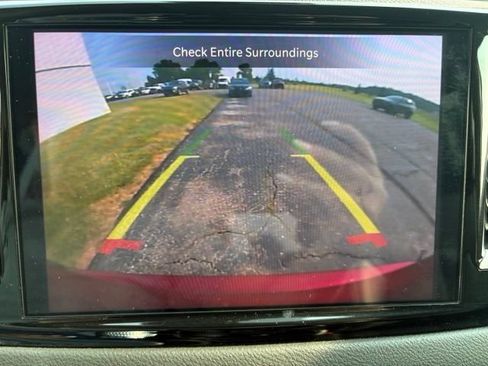 Used 2024 Chrysler Pacifica Touring-L FWD image 4