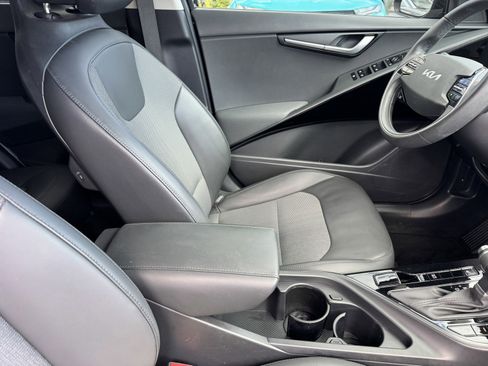 Used 2023 Kia Niro EX image 8