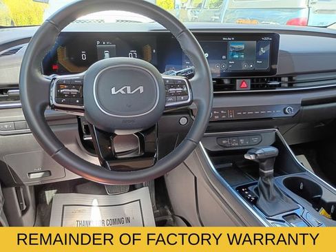 Used 2025 Kia Carnival EX FWD image 10
