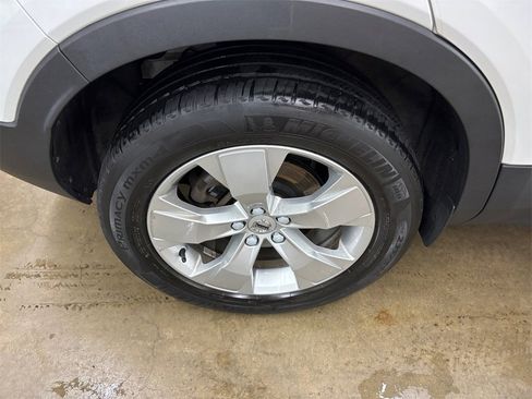 Used 2019 Volvo XC40 T4 Momentum image 34