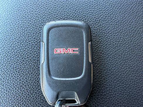 Used 2023 GMC Acadia SLT image 29