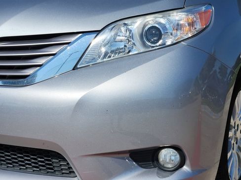 Used 2017 Toyota Sienna XLE Premium image 9