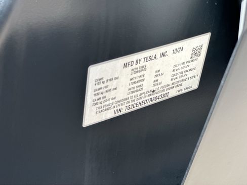 Used 2024 Tesla Cybertruck AWD Crew Cab image 30