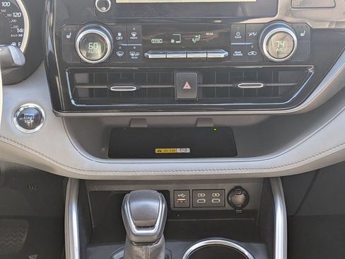 Used 2022 Toyota Highlander XLE AWD/4WD image 27