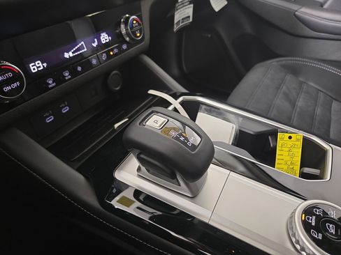 New 2025 Mitsubishi Outlander SE image 23