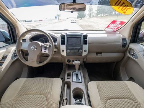 Used 2010 Nissan Frontier SE w/ Moonroof Pkg AWD/4WD image 15