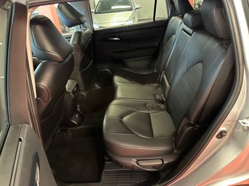 Used 2023 Toyota Highlander XLE AWD/4WD image 14