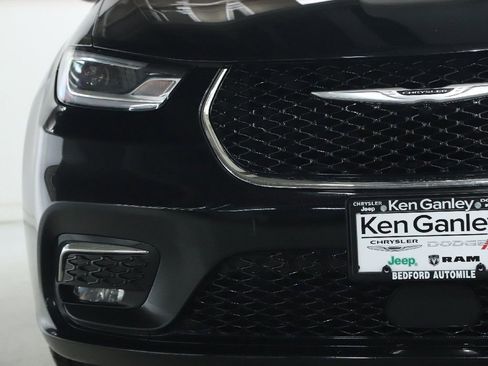 Used 2024 Chrysler Pacifica Touring-L FWD image 6