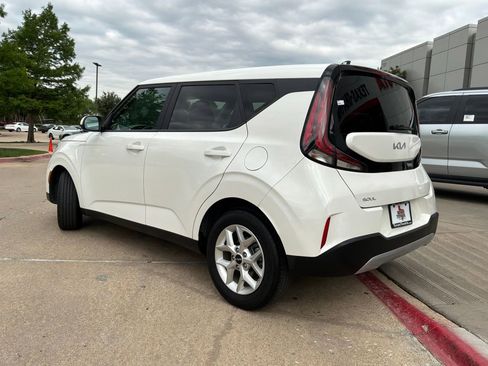Used 2025 Kia Soul LX w/ LX Technology Package FWD image 7