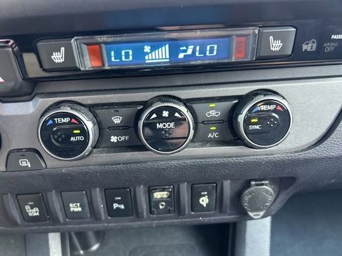 Used 2017 Toyota Tacoma TRD Off-Road AWD/4WD image 18