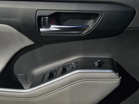 Used 2020 Toyota Highlander XLE image 24