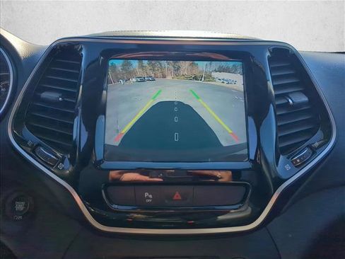 Used 2019 Jeep Cherokee Limited image 18