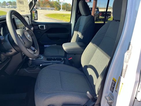 New 2025 Jeep Gladiator Sport image 13