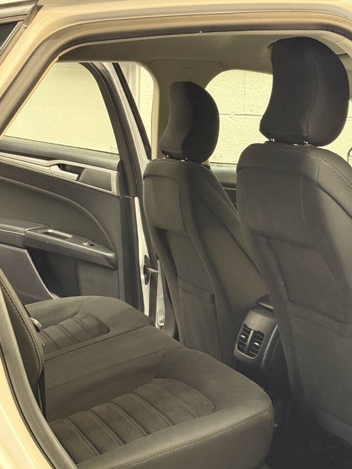 Used 2018 Ford Fusion SE w/ Fusion SE Technology Package FWD image 7