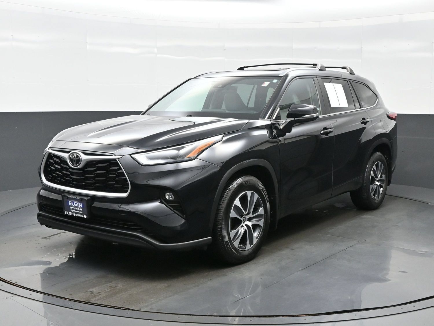 Used 2023 Toyota Highlander XLE AWD/4WD image 2