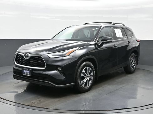 Used 2023 Toyota Highlander XLE AWD/4WD image 2