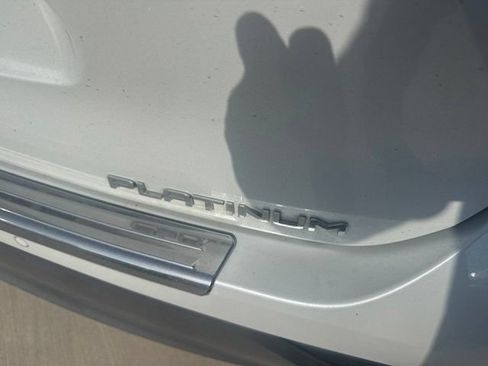 Used 2023 Toyota Highlander Platinum FWD image 4