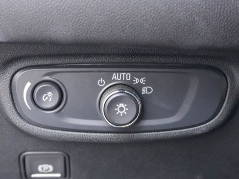 Used 2024 GMC Terrain SLE w/ Driver Convenience Package image 14