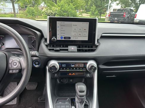 Used 2024 Toyota RAV4 XLE FWD image 32