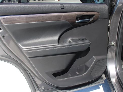 Used 2022 Toyota Highlander Platinum AWD/4WD image 13
