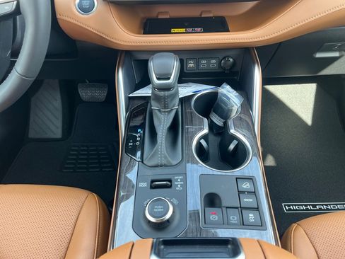 New 2026 Toyota Highlander Platinum AWD/4WD image 18