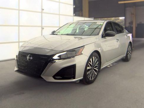 Used 2024 Nissan Altima 2.5 SV FWD image 2