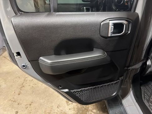 Used 2020 Jeep Wrangler Unlimited Sahara image 16