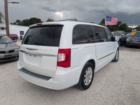 Used 2016 Chrysler Town & Country Touring FWD image 7